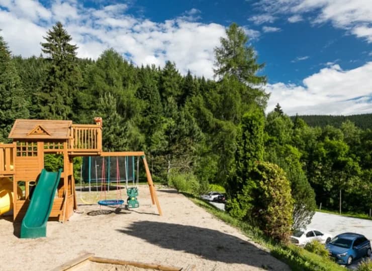Lokalizacja sprzyja wypoczynkowi na świeżym powietrzu wśród gór i lasów