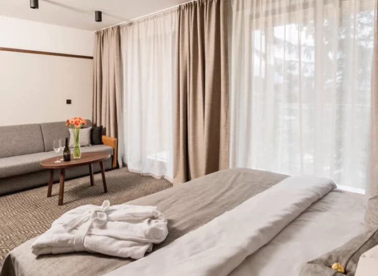 Pokoje wyposażono m.in. w sejf, minibar, smart TV