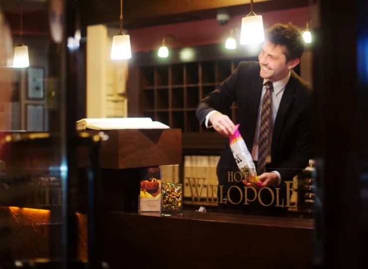 Obsługa hotelu znana jest z wyrozumiałości i chęci pomocy