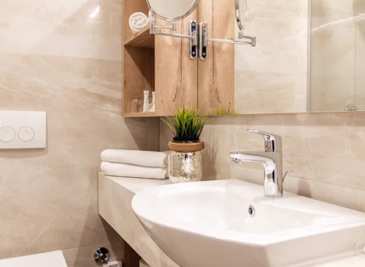 Na gości czekają ręczniki oraz zestaw hotelowych kosmetyków