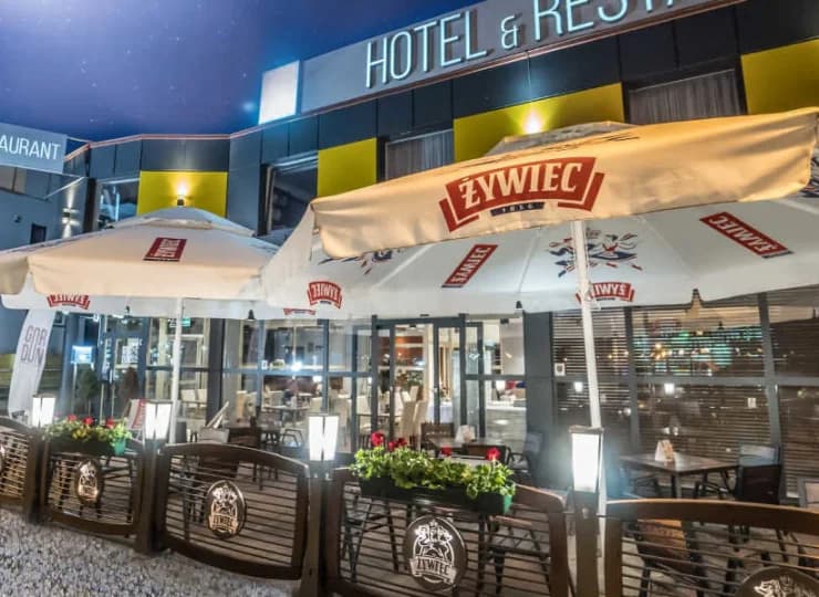 W ciepłe dni przed hotelem jest otwierany ogródek