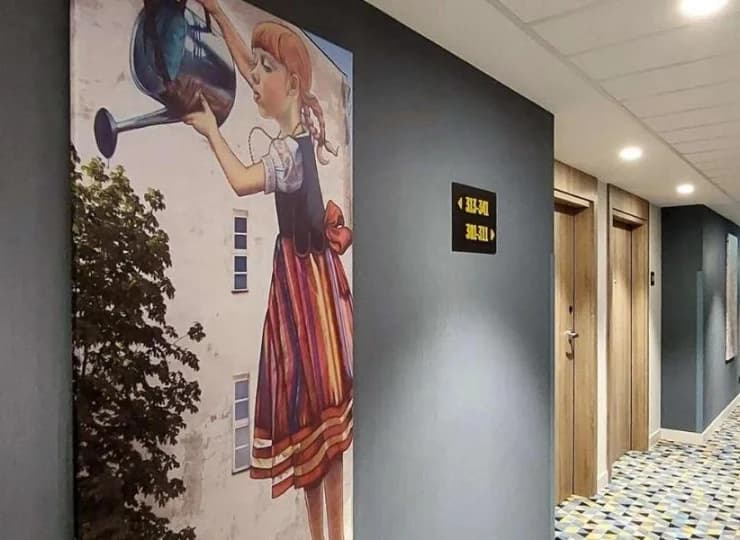 Wystrój hotelu nawiązuje do Białegostoku - tu reprodukcja znanego muralu