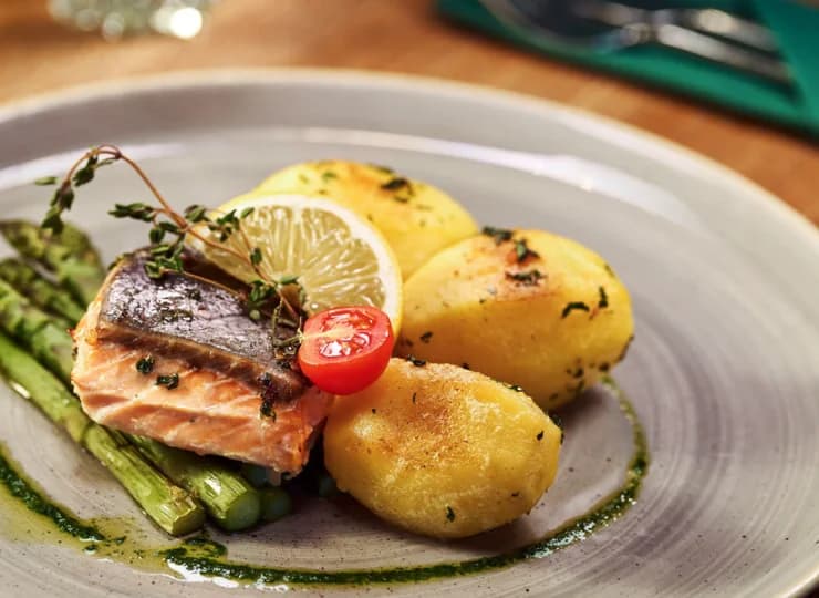 Hotelowa restauracja serwuje dania kuchni międzynarodowej oraz polskiej