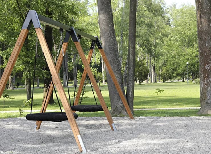 Tuż obok znajduje się park zdrojowy z zewnętrzną siłownią i placem zabaw