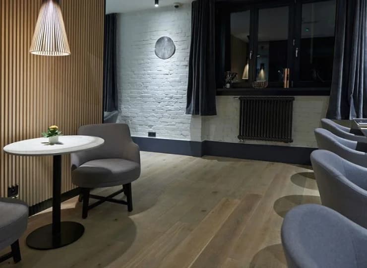 W apartamentowcu mieści się sala śniadaniowa