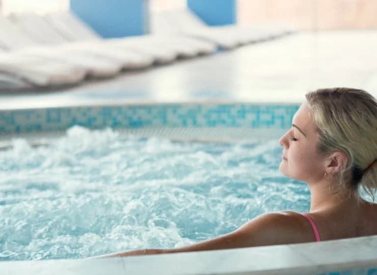 Goście mogą zrelaksować się w jacuzzi