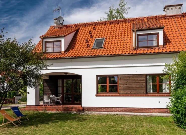 Prosto z tarasu można wyjść do ogrodu