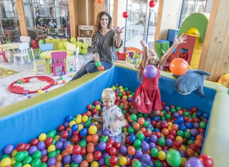 Wewnątrz jest także atrakcyjna sala zabaw - idealna na niepogodę w Kołobrzegu
