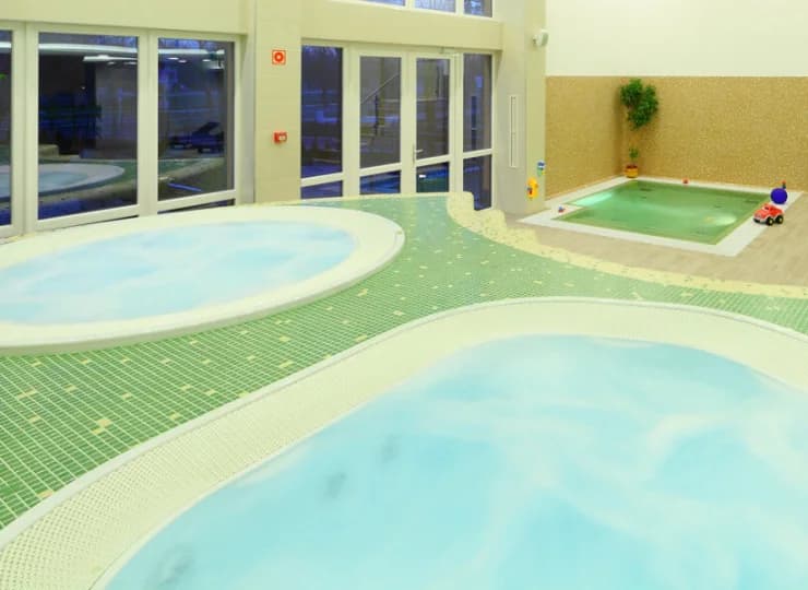 Mieszczą się w nim dwie wanny z hydromasażem i basen dla dzieci