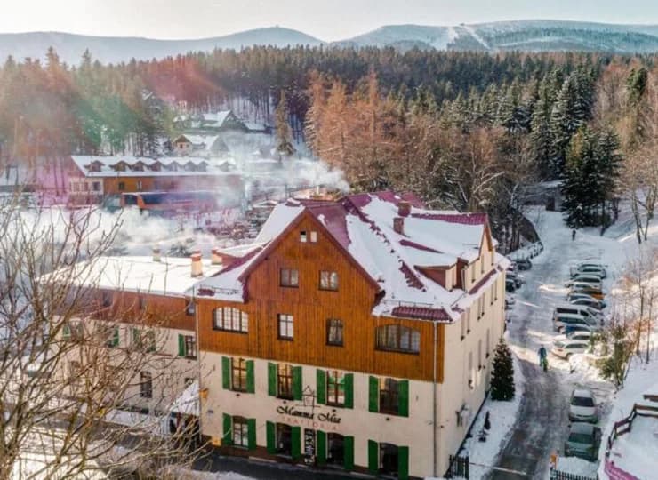 Karpacz to całoroczny kurort górski położony u stóp Karkonoszy