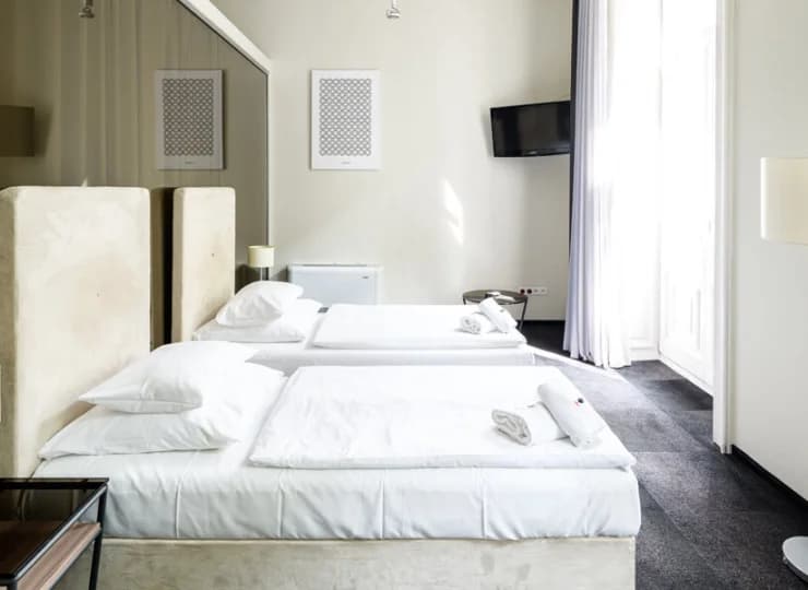 Każdy pokój wyposażony jest w mini bar oraz zestaw do parzenia kawy i herbaty