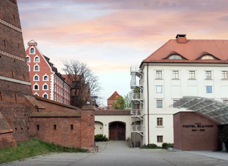 Zabudowania hotelu wprost dotykają historycznej tkanki miasta