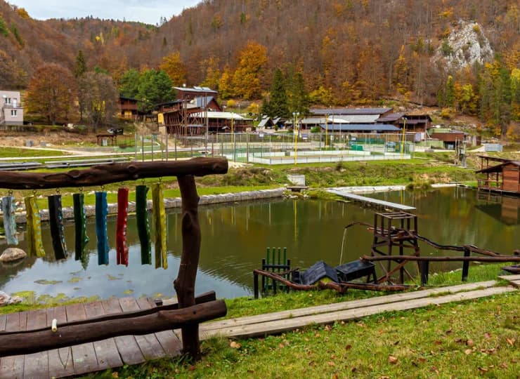 Hotel sąsiaduje z zagospodarowanym stawem