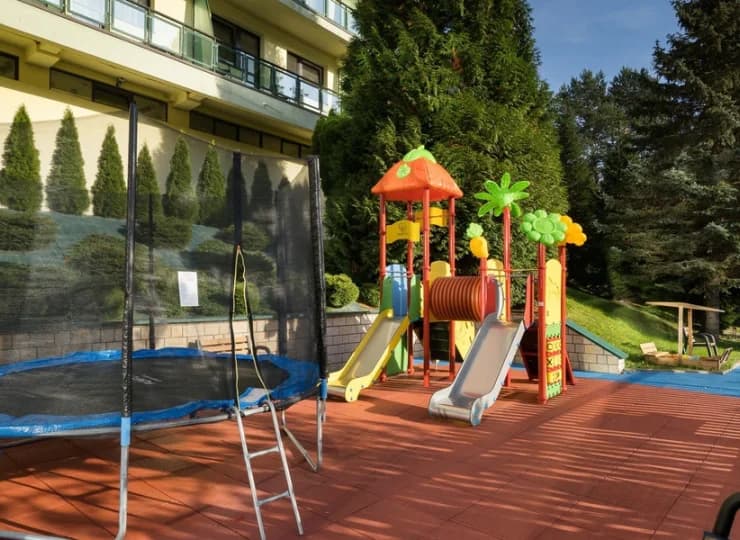 Dla najmłodszych dostępna jest trampolina, piaskownica, zjeżdżalnie