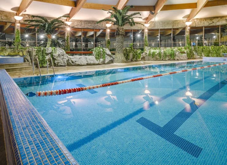 Dla osób aktywnych duży basen sportowy, korty tenisowe, sala do squasha, boiska