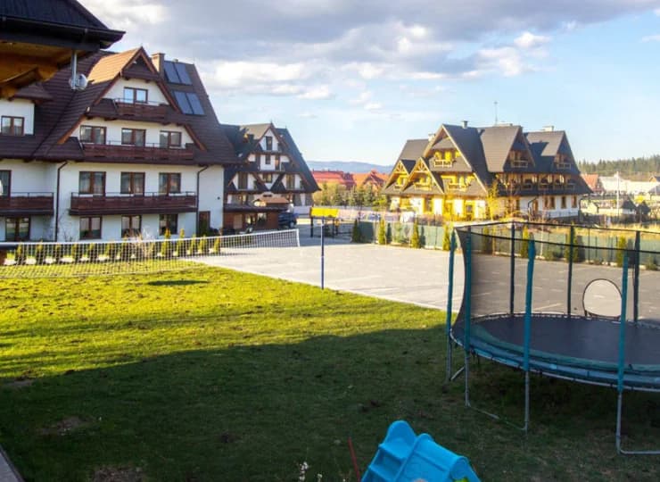 Dzieci cieszą się z trampoliny ustawionej na świeżym powietrzu
