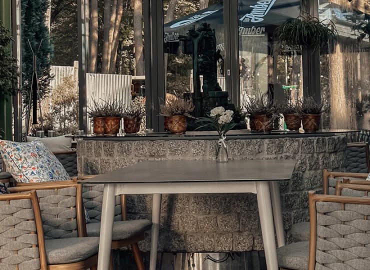 Starsi mogą w tym czasie napawać się spokojem w restauracji