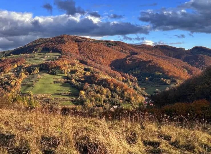Jesienią Beskid Sądecki mieni się różnymi barwami