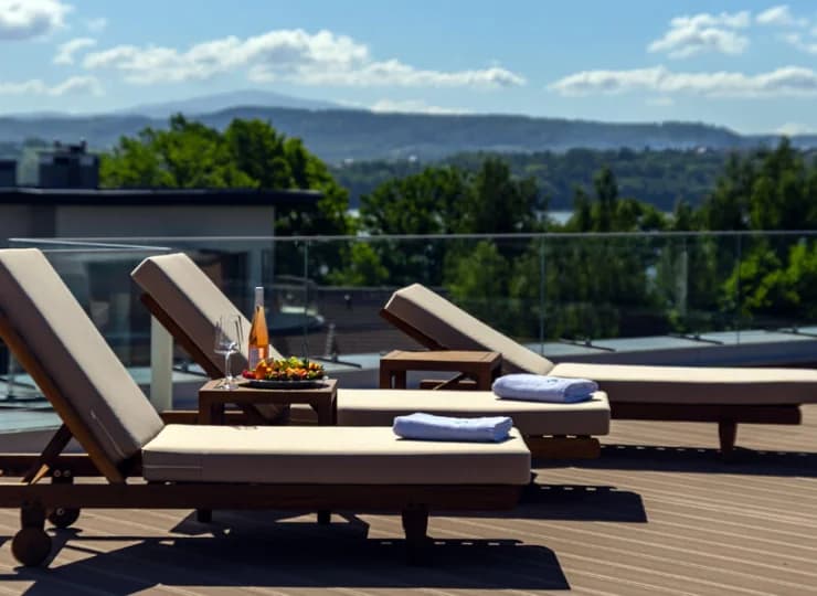 Hotel ma wewnętrzną i zewnętrzną strefę relaksu