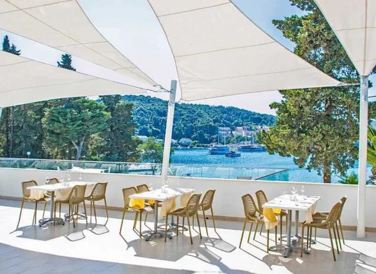 Restauracja Matrikula ze stolikami na tarasie