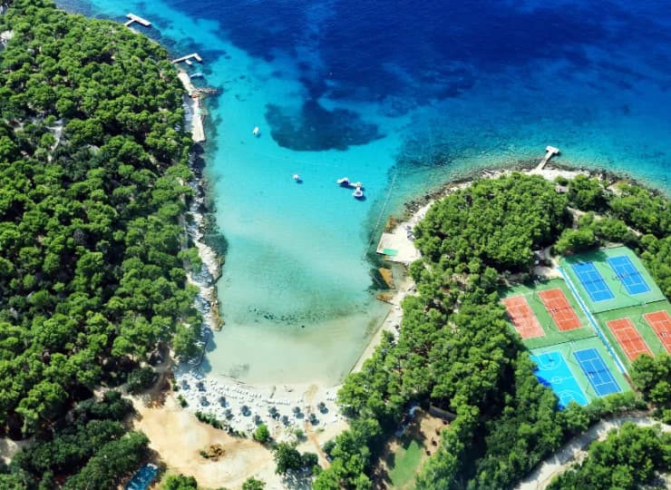 Resort znajduje się w uroczym miasteczku Dalmacji - Pakoštane