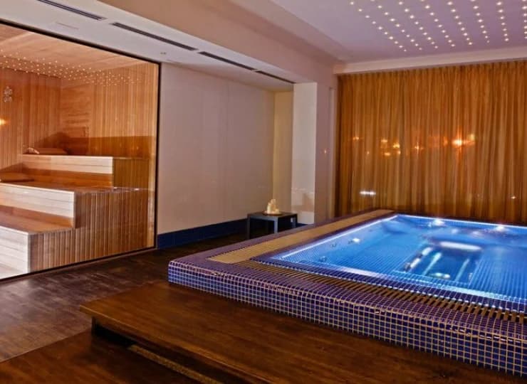 Dla gości dostępne są m.in. sauna fińska oraz łaźnia parowa