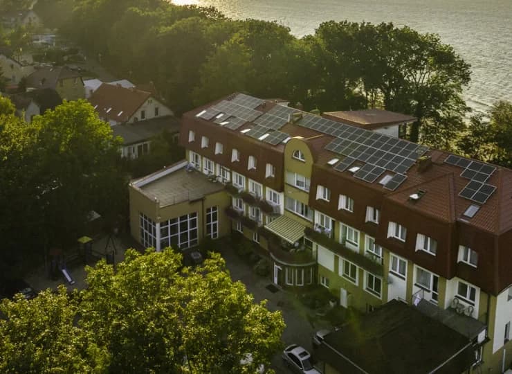 OW Jantar jest oddzielony od plaży tylko pasem drzew i alejką