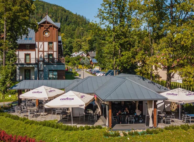 Na terenie resortu znajduje się kawiarnia, pizzeria, grill bar, drink bar