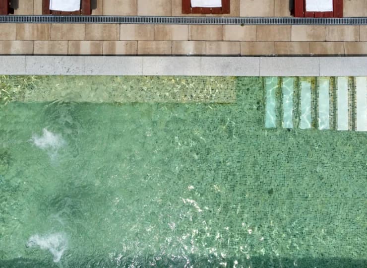 Latem atrakcją jest zewnętrzny basen z leżakami