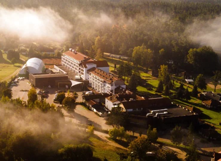Kompleks hotelowy leży pośród lasów Puszczy Piskiej nad jeziorem Bełdany