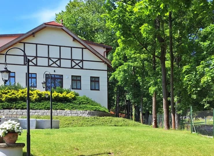 Otoczenie obiektu jest bardzo zadbane i pełne kwiatów