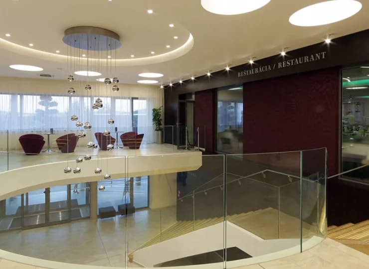 Wnętrza hotelu są przestronne i nowoczesne