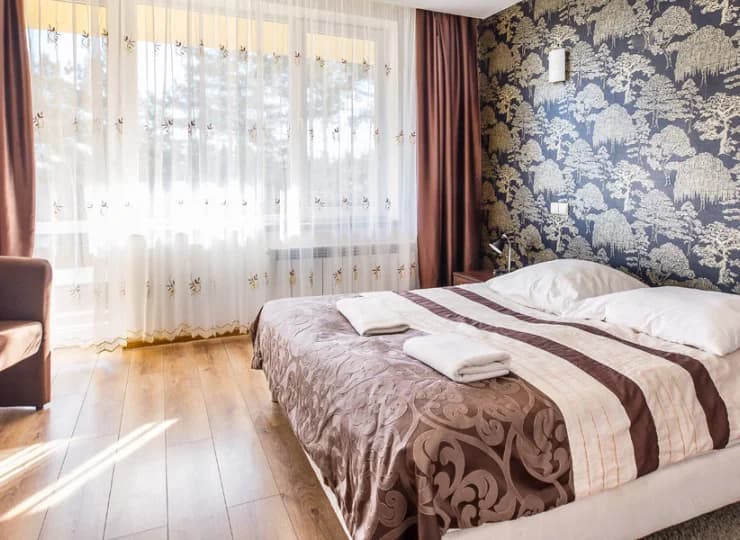 Hotel oferuje 2-osobowe pokoje oraz 4-osobowe studia