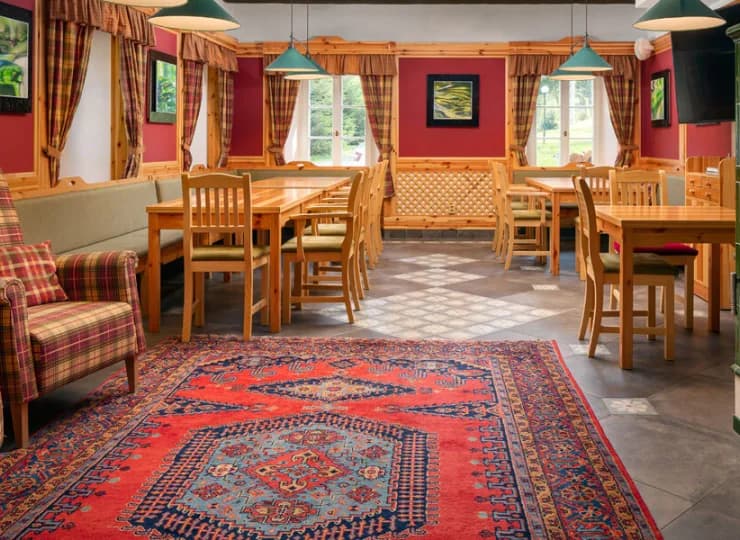 W Skalnym Młynie znajduje się klimatyczna restauracja z dużym tarasem