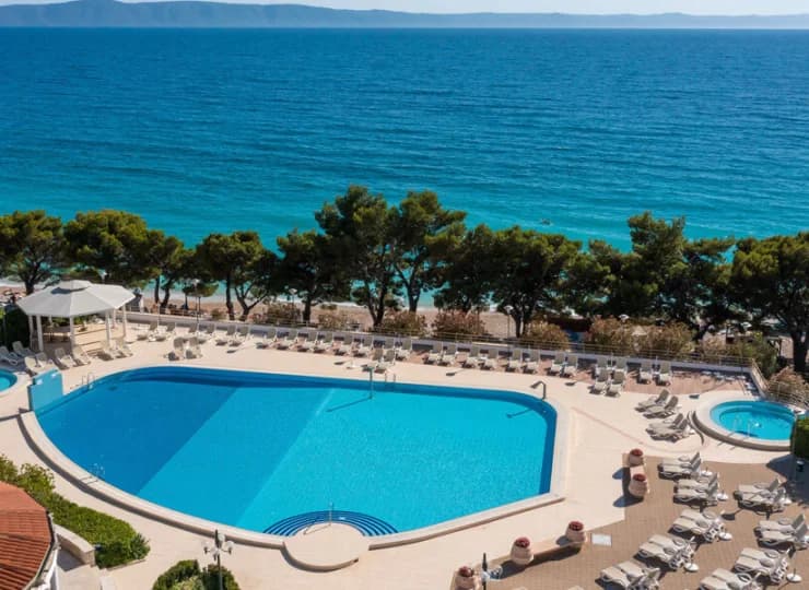 Hotel dysponuje obszernym basenem (450 m2 powierzchni) z leżakami wokół