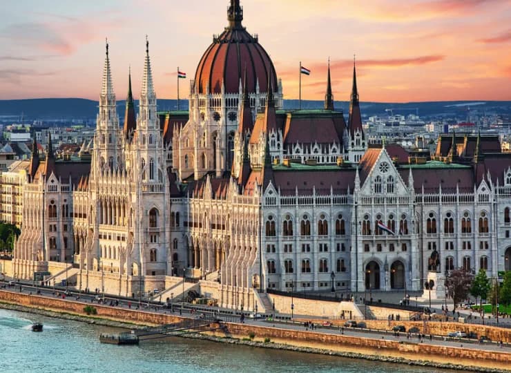 Budynek węgierskiego parlamentu leży 20 min spacerem od hotelu