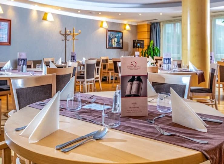 Restauracja hotelowa pomieści nawet 200 osób