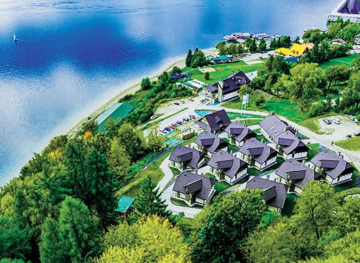 Pokoje mieszczą się w budynku głównym i sąsiadujących z nim domkach