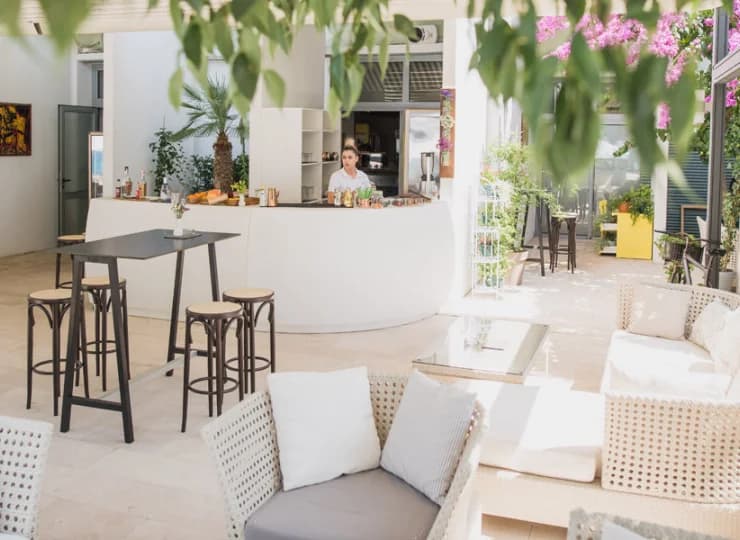 W hotelu znajduje się także przyjemny drink bar