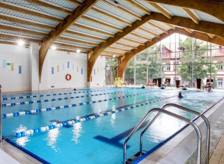 Goście Jagusi mogą korzystać z kompleksu basenowego w Zameczku (500 m)