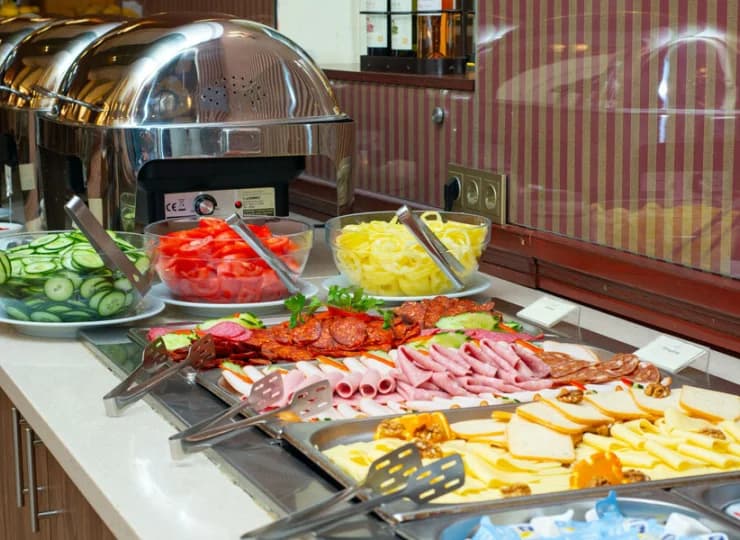 Serwuje śniadania i kolacje w formie bufetu