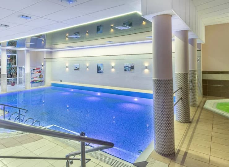 Goście mogą korzystać z krytego basenu oraz jacuzzi