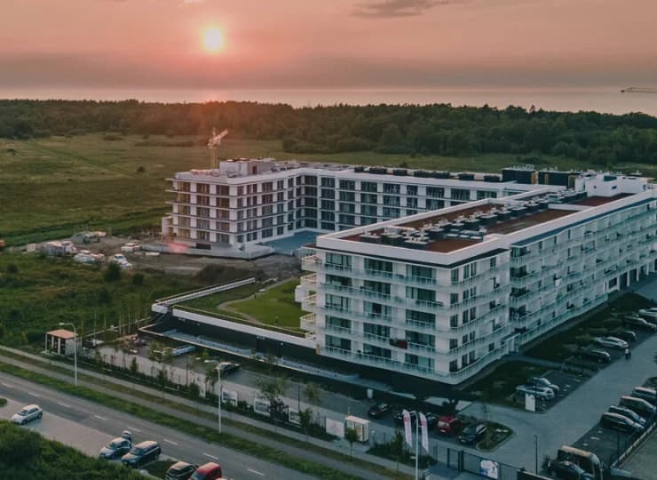Mieści się w zachodniej części Kołobrzegu, na zielonym terenie, niedaleko plaży