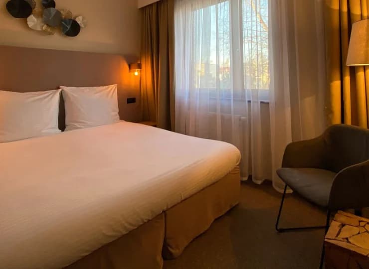 Do dyspozycji gości oddano przestronne pokoje i apartamenty