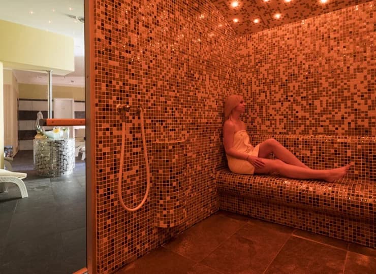 W strefie wellness jest kompleks saun z łaźnią parową i sauną fińską