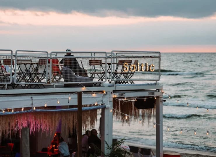 Hotel posiada swój Beach Bar na plaży nad Bałtykiem (otwarty sezonowo)
