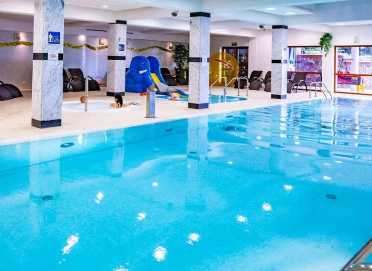 Robert’s Port Lake Resort & SPA posiada basen