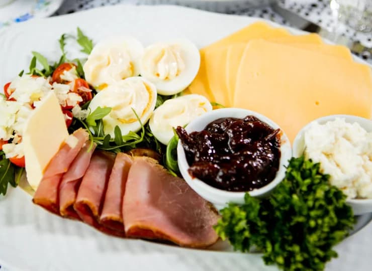 Śniadanie jest serwowane lub przygotowywane w formie bufetu