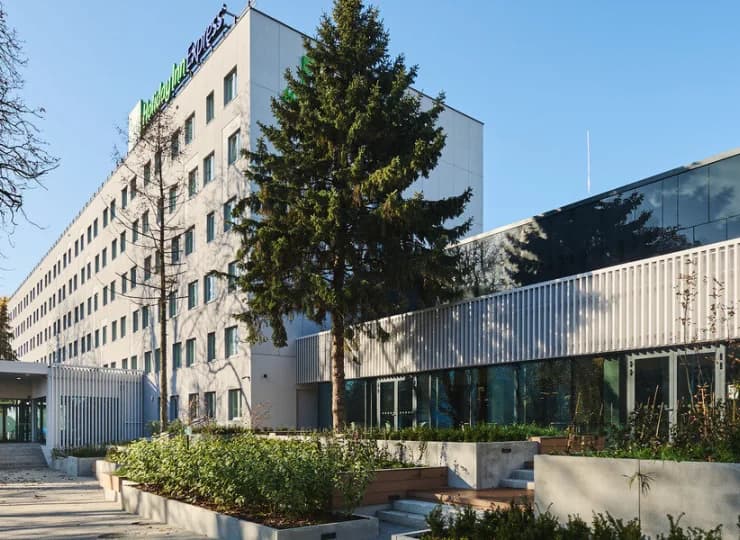 Hotel jest położony 10 min jazdy autobusem od Starego Miasta