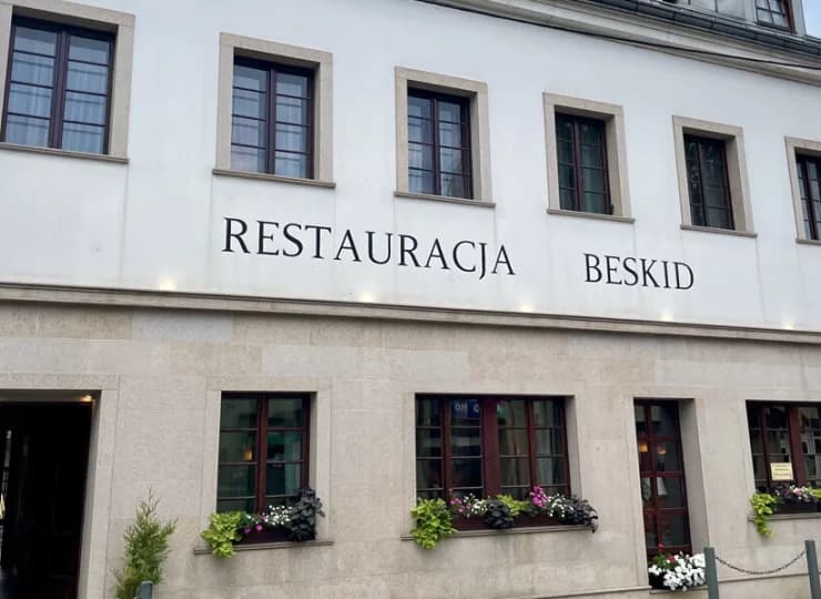 Od ulicy hotel zajmuje pieczołowicie odnowioną przedwojenną kamienicę